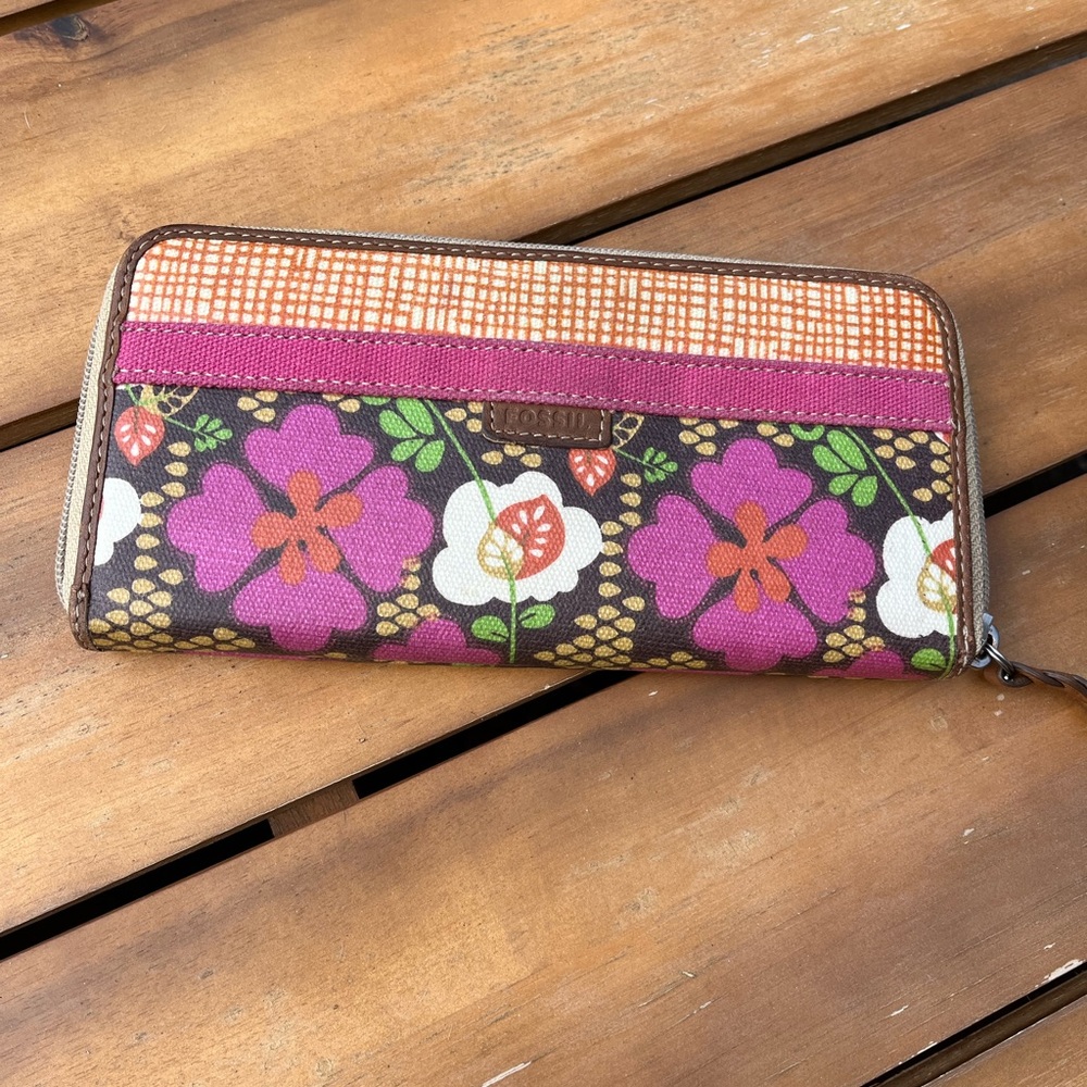 Fossil floral zip up clutch wallet